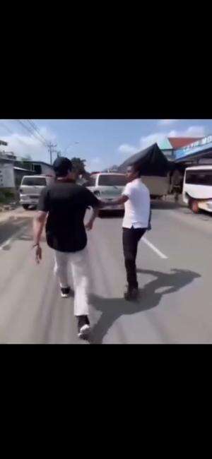Menghalang-halangi jalan Ambulance, Sopir Innova di Tuban disuruh lihat sendiri kondisi Pasien di dalam Ambulance. 