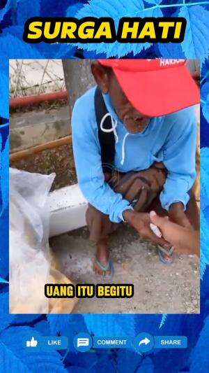 Sopir truk ini berikan uang begitu saja, kepada bapak penjual kerupuk saat sedang antri di pom bensin.