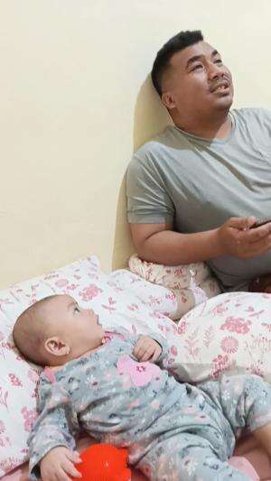 Serius banget ngeliatin abahnya hahahah