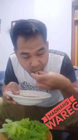 Madhang Wareg Sedulur....


 #foodvlogger #healtyfood #indonesia #fypppp #fyp #Viral #subscribe #follow #Like 