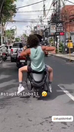 Kelakuan Bule Bule di jalan Raya  

 #bali #balivlog #balidaily #baliactivity 