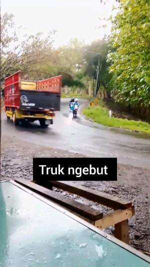 Truk ngebut di tikungan  
#truk 