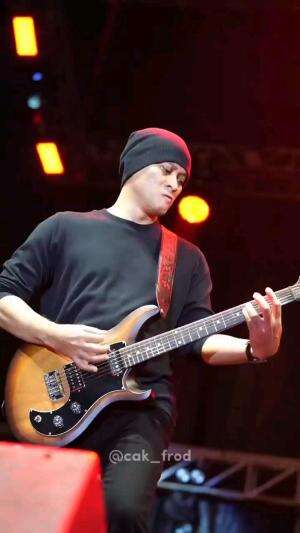 AKU MILIKMU.... ANDRA RAMDHAN #guitarsolo #dewa19 #akumilikmu
 