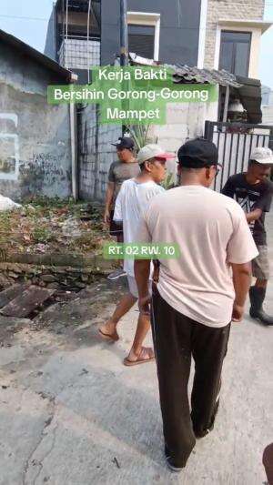 Musim -ber sebentar lagi. Daripada satu kampung jadi rawa lagi, mending kita siap-siap beberesih got sama gorong-gorong. Takutnya ada yang m