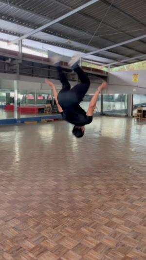 salto belakang hampir gagal
.
.
.
#backflip #salto #unik #jungkirbalik #keren #fyp 