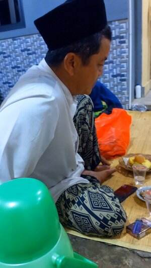 Ya allah masih gak nyangka udah meninggal, padahal malemnya kita masih ngopi bareng :(