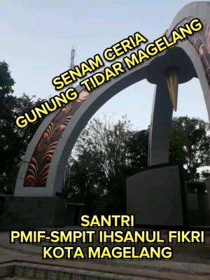 di Puncak Gunung Tidar 