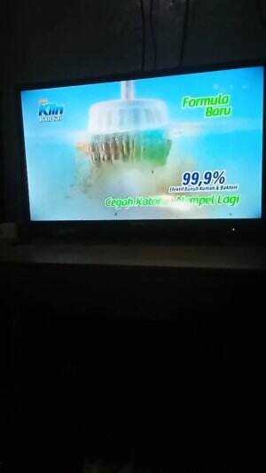 lagi nonton tv