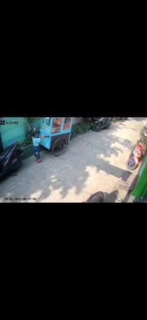 Seorang Bocah tertimpa gerobak dagangan. Inilah akibat dari kurangnya pengawasan Orang Tua.