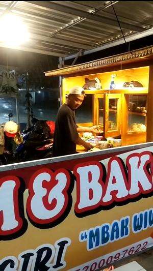 Hujan hujan enaknya Baksoin Aja deh 