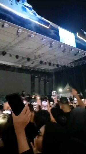 SUASANA KONSER DEWA 19 BALADEWA BERNYANYI