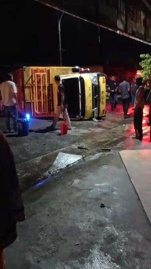 sebuah truk terguling di daerah jawa tengah,menutupi badan jalan.