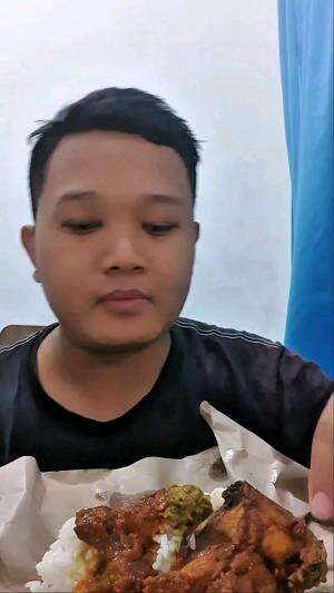 Murah Nikmat Kenyang‼️Penyetan Ayam Atau Bebek Pinggir Jalan🤤.#rctiplus #shortplus #makan #mukbang #kuliner #pinggiran #penyetan