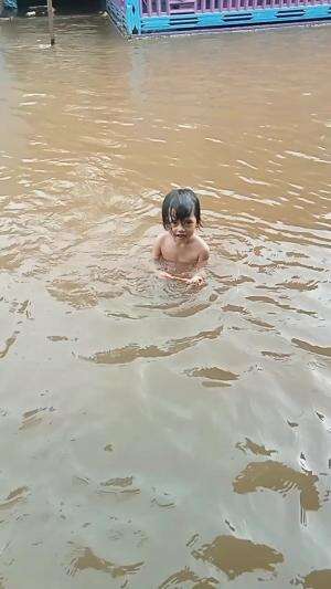 KULAM RENANG GRATIS 
 #belajarberenan 
 #momenarumidgngilang
 #fypシ゚viral 