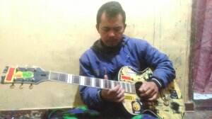 jangan pernah larut dalam kesedihan..DEWA 19 - LARUT COVER..Masih di dobel gitar kiri dan kanan..terima kasih sudah mampir🙏🙏🙏
