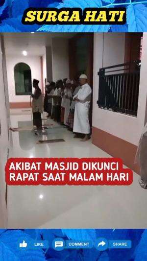 Warga ini terpaksa sholat subuh berjamaah diluar ruang utama masjid, karena pemegang kunci tidak ada satupun yang datang.