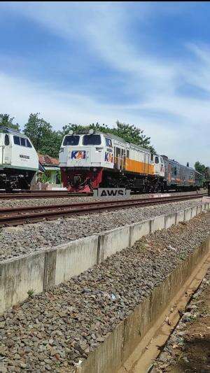 KA Argo Wilis bersilang dengan KA Serayu di Stasiun Manonjaya  #keretaapi  #videokeretaapi  #kaargowilis  #kaserayu  #stasiunmanonjaya 