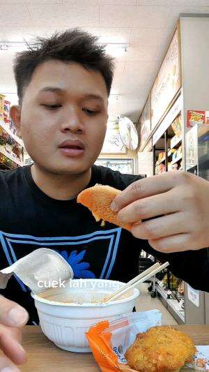 Makan Santai Di Minimarketnya Langsung Sambil cerita2 Sdikit guys? #RCTIPlus #creatorrctiplus #makan #kuliner #mukbang #foodie #food 