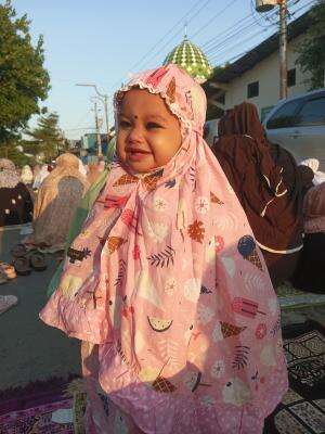 Noora ikut sholat ied adha  #NooraKhadijahAlKhered  #Tukang gangguin orang sholat  #selfiedance  #Agama Iduladha  #RCTIPlus 