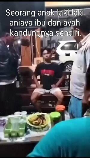 Seorang anak laki-laki aniaya ibu dan ayah kandungnya sendiri hingga alami memar,  kedua orang tua terlihat syok .

Beberapa warga mencoba m