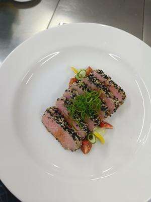 Hallo semuanya, saya Marsellin siap untuk ikut MasterChef Indonesia, dan kali ini saya buat tuna tataki🙏🏻