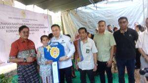 wali Kota Kupang dr. Christian Widodo serahkan 30 unit rumah bagi Masyarakat Berpenghasilan Rendah, Sabtu (27/12/2025)