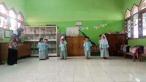 Main bakiak sama teman-teman