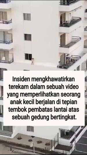 Insiden mengkhawatirkan terekam dalam sebuah video yang memperlihatkan seorang anak kecil berjalan di tepian tembok pembatas lantai atas seb