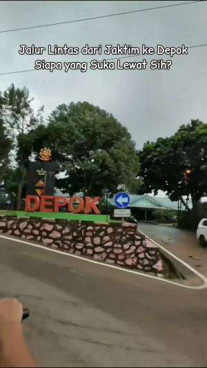 Lewat sini enak adem. Tapi banyak bener polisi tidurnya. Ada yang tau ini di mana? 