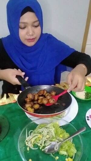 a complete dish for #onlineauditionmci9 tonton dulu yuk :D....Honey garlic chicken with pan fried baby potatoes and vege salad.