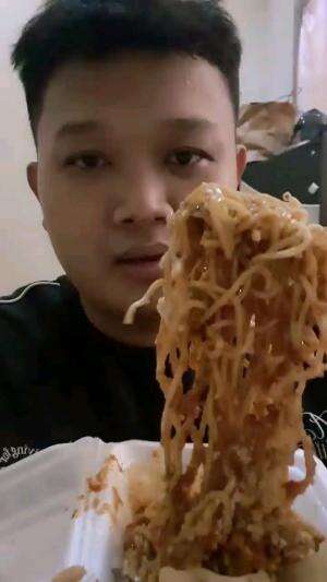 Katanya Mie Gacoan Level 8 Gak Pedess‼️Masak Sih‼️.#RCTIPlus #shortplus #miegacoan #makanpedes #makananpedas #mukbang 