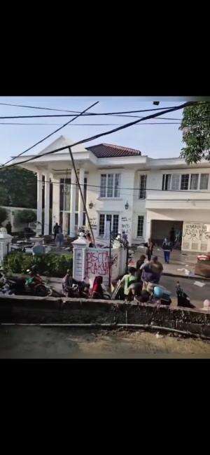 Kondisi rumah Uya Kuya setelah dijarah Masyarakat.