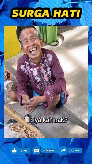 Senyum ramah kakek penjual kacang, saat jualannya ada yang beli dan tak diminta uang kembalian.