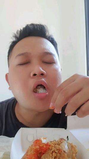 Ini Sih Bikin Balik Lagi‼️Bener-Bener Murah Loh Ayam Crispy Sambel Gepreknya Gede Polll.#RCTIPlus #shortplus #ayamgeprek #food #makan #mukba