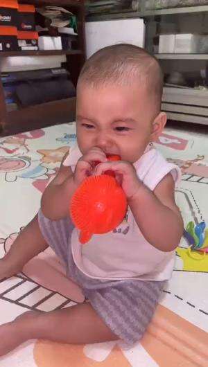Semua mainan masuk ke mulut Noora #noorakhadijahalkhered  #mainan  #haribermain  #haribermain  #masyaallahtabarakkallah 
