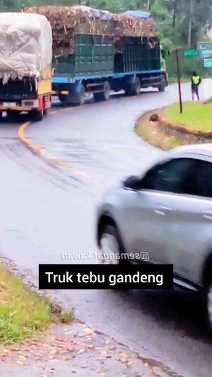 Truk tebu gandeng melintas 
#trukterguling 