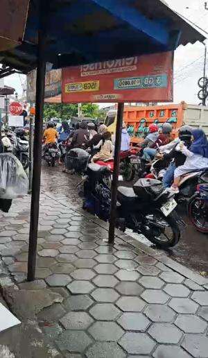 kemacetan di pintu rel kereta api Purwakarta  #Purwakarta #keretaapiindonesia 