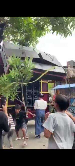 detik2 sound horeg jatuh menimpa perempuan di belakang nya #Kecelakaan #soundhoreg  #soundhoreghindonesia  #fyp  #fypシ゚viral  #short  #short