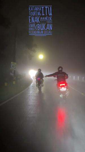 jalanan sarangan magetan. 
malam, hujan, kabut... syahdu...  
 #Touring  #adv160  #sarangan  #magetanjawatimur #motoran #suasanamalamhari 