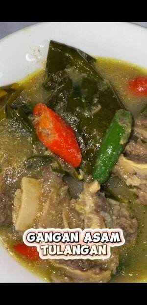 Masak makanan khas Banjarmasin, yaitu Gangan Asam Tulangan Sapi
