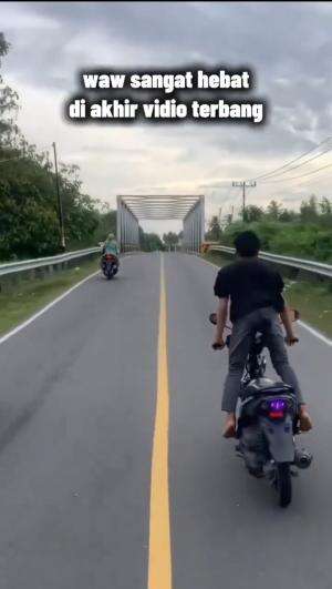 Detik-detik seorang Pemuda membawa motor ugal-ugalan dengan satu tangan dan mengangkat ban motor, endingnya malah nabrak mobil.