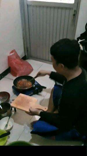 Kegiatan Masak Ala Anak Kos? | Tumis Kangkung? | Kuliner✨️#RCTIPlus #shortplus #creatorrctiplus #cookingvideo #masak #kuliner #makankuy 