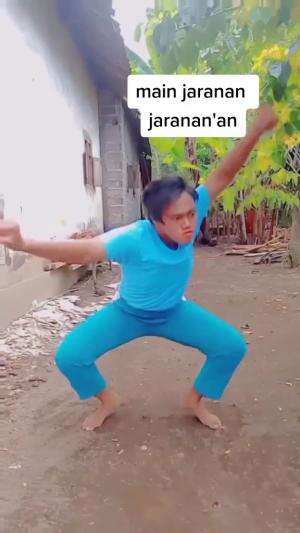 KESURUPAN MAKAN KEMBANG ! Siapa yang pernah jadi anggota jaranan #HOTrctiplus #lutfiafifi #jaranan #jarankepang #Kesurupan 