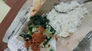 hari minggu harinya dapur dan aktivitas masak-memasak libur yaaa.
kami beli nasi jagung untuk sarapan pagi, nasi jagung ini sederhana tapi e