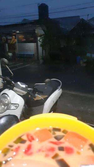 Biar Tambah Seger✨️🌧❄️ #RCTIPlus #HOTrctiplus #shortplus #hujan #escampur #Seger banget nihhh  #viral #fyp 