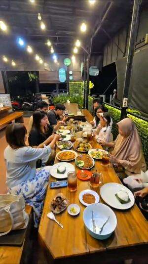 Kulineran Bareng Keluarga Di Rumah Makan Ikan Bakar Keputih Barata Jaya Surabaya?? #RCTIPlus #HOTrctiplus #kuliner #makan #food #foodie #mak