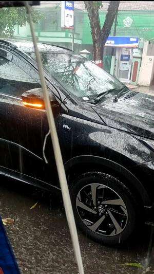 Mobil Mewah Mogok di Tengah Hujan Deras 