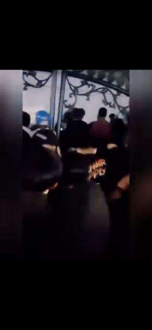 Setelah rumah Pak Eko Patrio, kini warga memasuki rum-ah anggota dewan Uya Kuya.