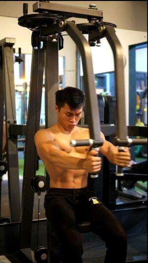 gerakan ini fungsinya melatih otot apa coba? comen di bawah
.
.
.
 ##gym #latihanotot #tebaktebakan #latihanbeban #marihidupsehat #fypシ #Vir