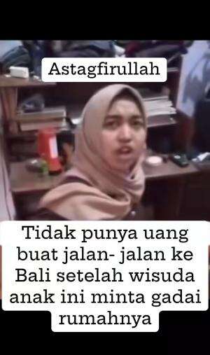 Tidak punya uang buat jalan-jalan ke Bali setelah wisuda anak ini minta gadai rumahnya.